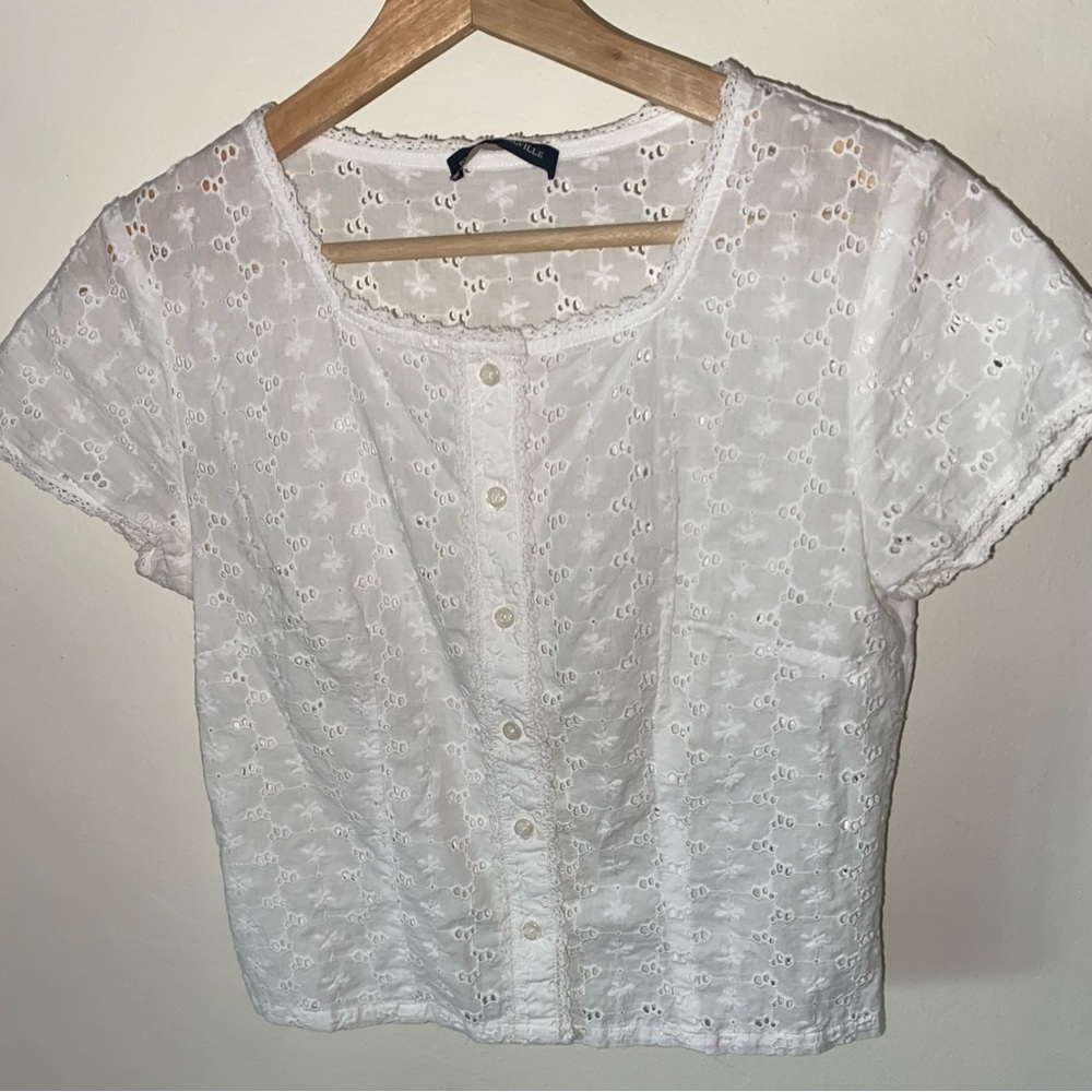 Brandy Melville - Eyelet Short Sleeve.
